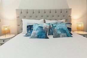 Luxurious 3 Bd Modern Apt in Dafni