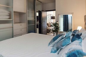 Luxurious 3 Bd Modern Apt in Dafni