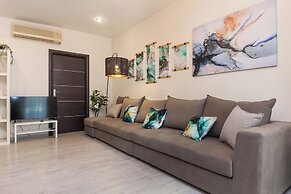 Luxurious 3 Bd Modern Apt in Dafni