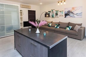 Luxurious 3 Bd Modern Apt in Dafni