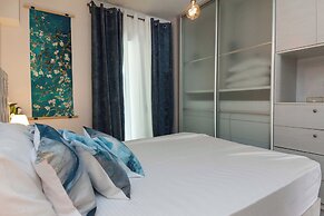 Luxurious 3 Bd Modern Apt in Dafni