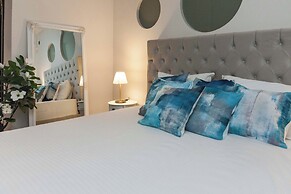 Luxurious 3 Bd Modern Apt in Dafni