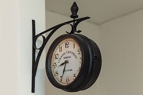 Luxurious 3 Bd Modern Apt in Dafni