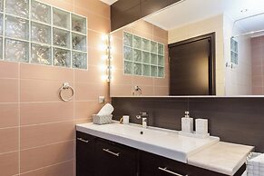 Luxurious 3 Bd Modern Apt in Dafni