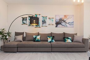 Luxurious 3 Bd Modern Apt in Dafni