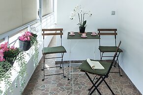 Luxurious 3 Bd Modern Apt in Dafni