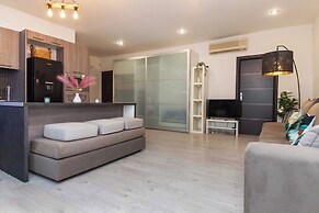 Luxurious 3 Bd Modern Apt in Dafni