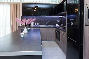 Luxurious 3 Bd Modern Apt in Dafni