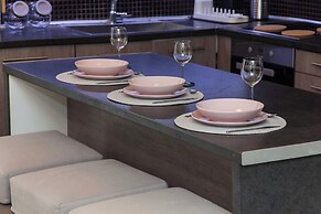 Luxurious 3 Bd Modern Apt in Dafni