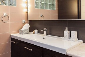 Luxurious 3 Bd Modern Apt in Dafni