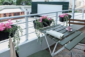 Luxurious 3 Bd Modern Apt in Dafni