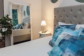 Luxurious 3 Bd Modern Apt in Dafni