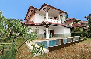 Villa ChavaMinerva Aries Ciater with Private Pool