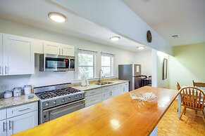 Long Beach Cottage, Walk to Beach & Downtown!