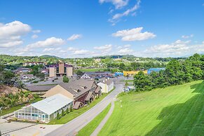 3 Mi to Dollywood: Pigeon Forge Condo w/ Pools!