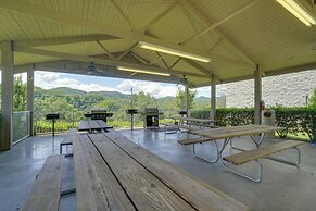 3 Mi to Dollywood: Pigeon Forge Condo w/ Pools!