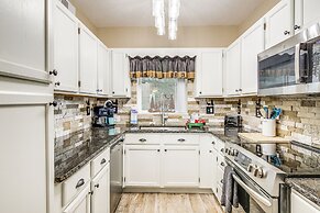 3 Mi to Dollywood: Pigeon Forge Condo w/ Pools!