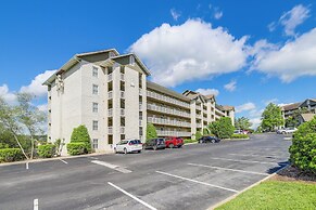 3 Mi to Dollywood: Pigeon Forge Condo w/ Pools!