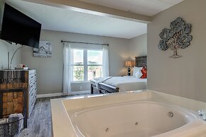 3 Mi to Dollywood: Pigeon Forge Condo w/ Pools!