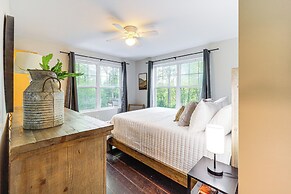 Luxe Appalachian Mountain Cabin w/ Hot Tub, Views