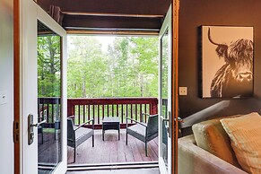 Luxe Appalachian Mountain Cabin w/ Hot Tub, Views