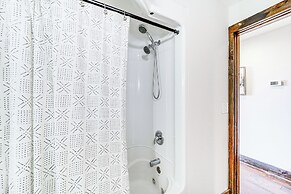 Luxe Appalachian Mountain Cabin w/ Hot Tub, Views