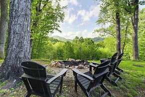 Luxe Appalachian Mountain Cabin w/ Hot Tub, Views