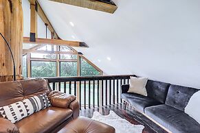 Luxe Appalachian Mountain Cabin w/ Hot Tub, Views