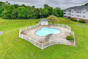 Charming Condo w/ Balcony, 1 Mi to UNC Charlotte!