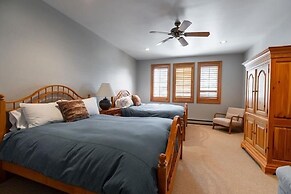 Strawberry Park #605 4 Bedroom Condo by RedAwning