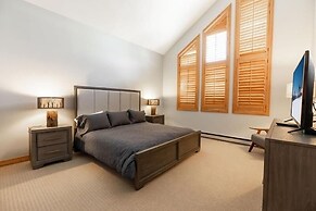 Strawberry Park #605 4 Bedroom Condo by RedAwning