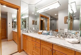 Strawberry Park #605 4 Bedroom Condo by RedAwning