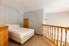 Strawberry Park #605 4 Bedroom Condo by RedAwning