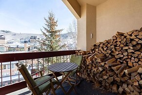 Strawberry Park #605 4 Bedroom Condo by RedAwning