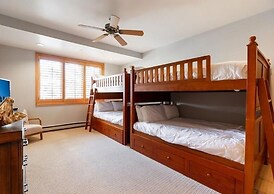 Strawberry Park #605 4 Bedroom Condo by RedAwning