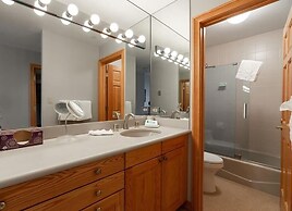 Strawberry Park #605 4 Bedroom Condo by RedAwning