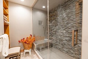 Strawberry Park #605 4 Bedroom Condo by RedAwning