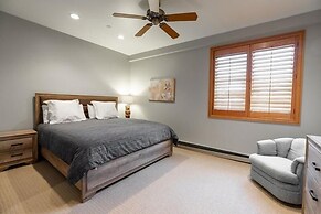 Strawberry Park #605 4 Bedroom Condo by RedAwning