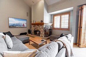 Strawberry Park #605 4 Bedroom Condo by RedAwning