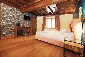 Golden Pantheon Rooms