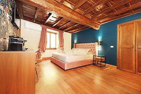 Golden Pantheon Rooms