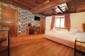 Golden Pantheon Rooms