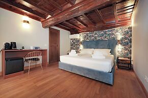 Golden Pantheon Rooms