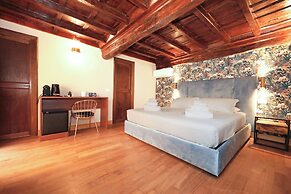 Golden Pantheon Rooms