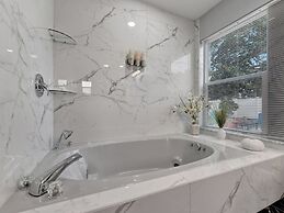 The Family Escape Hot Tub & BBQ near IRB