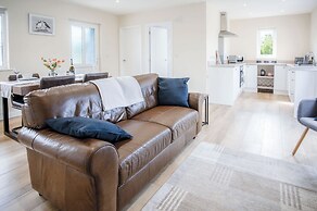 Skomer Lodge - 2 Bedroom Lodge - Manorbier