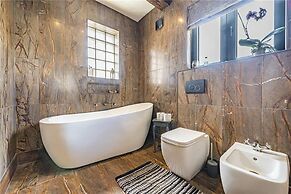 Designer Villa With spa and Magical Views, 5 bdr
