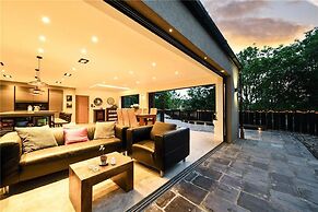 Designer Villa With spa and Magical Views, 5 bdr