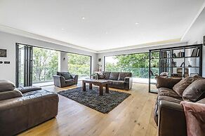 Designer Villa With spa and Magical Views, 5 bdr
