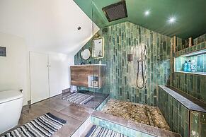 Designer Villa With spa and Magical Views, 5 bdr
